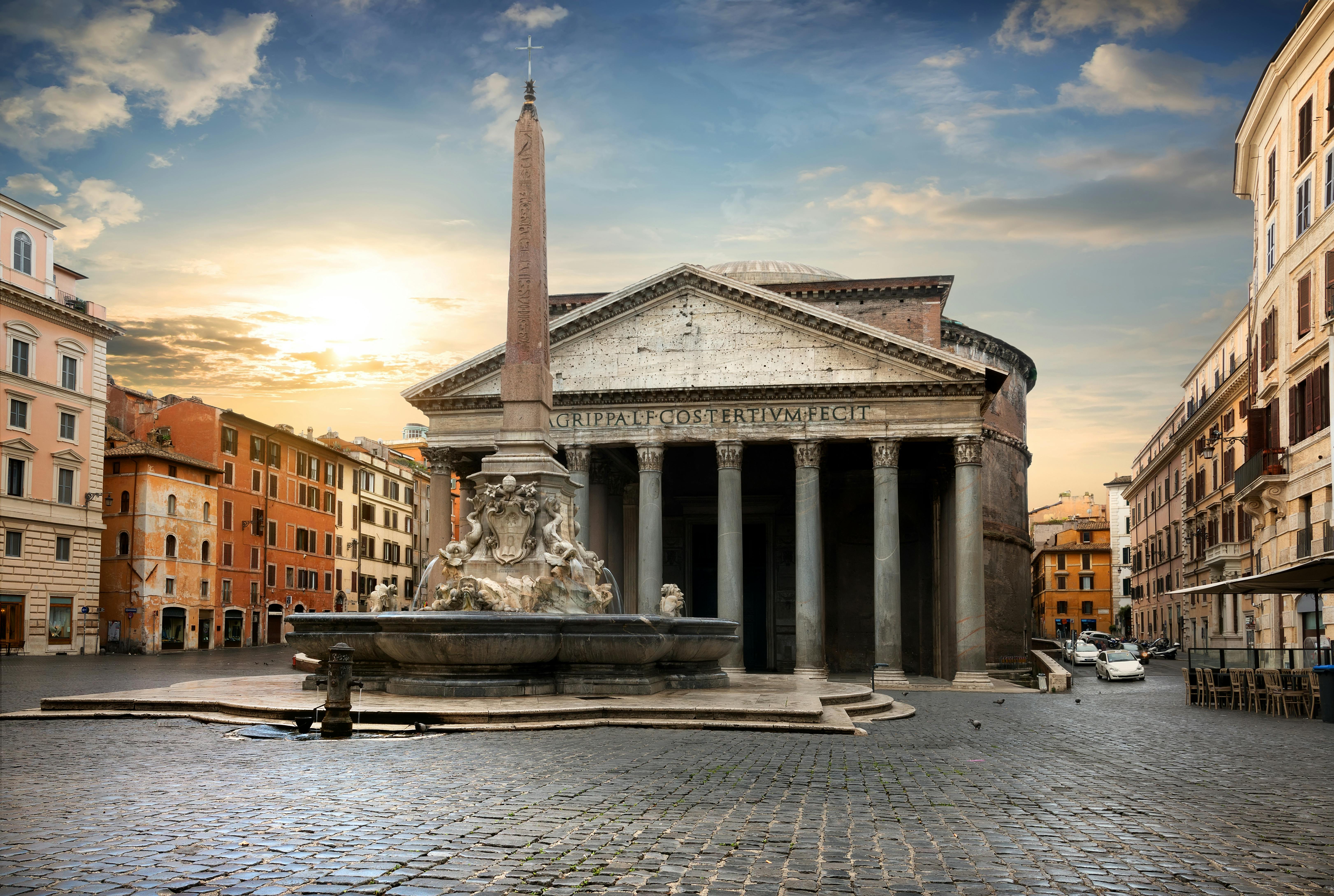 Tour nocturno semiprivado a pie por las plazas y fuentes de Roma