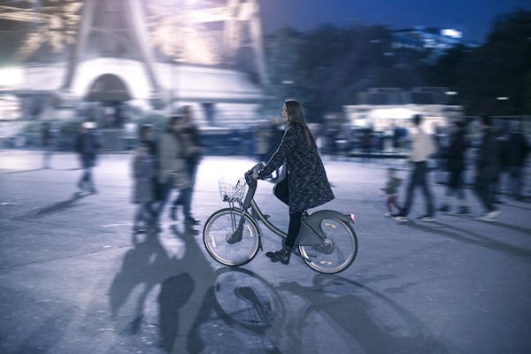 Night bike tour of Paris with tickets for a cruise