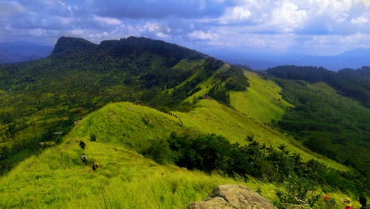 Hanthana Mountain-wandeling langs het Sherwood Forest-pad vanuit Kandy