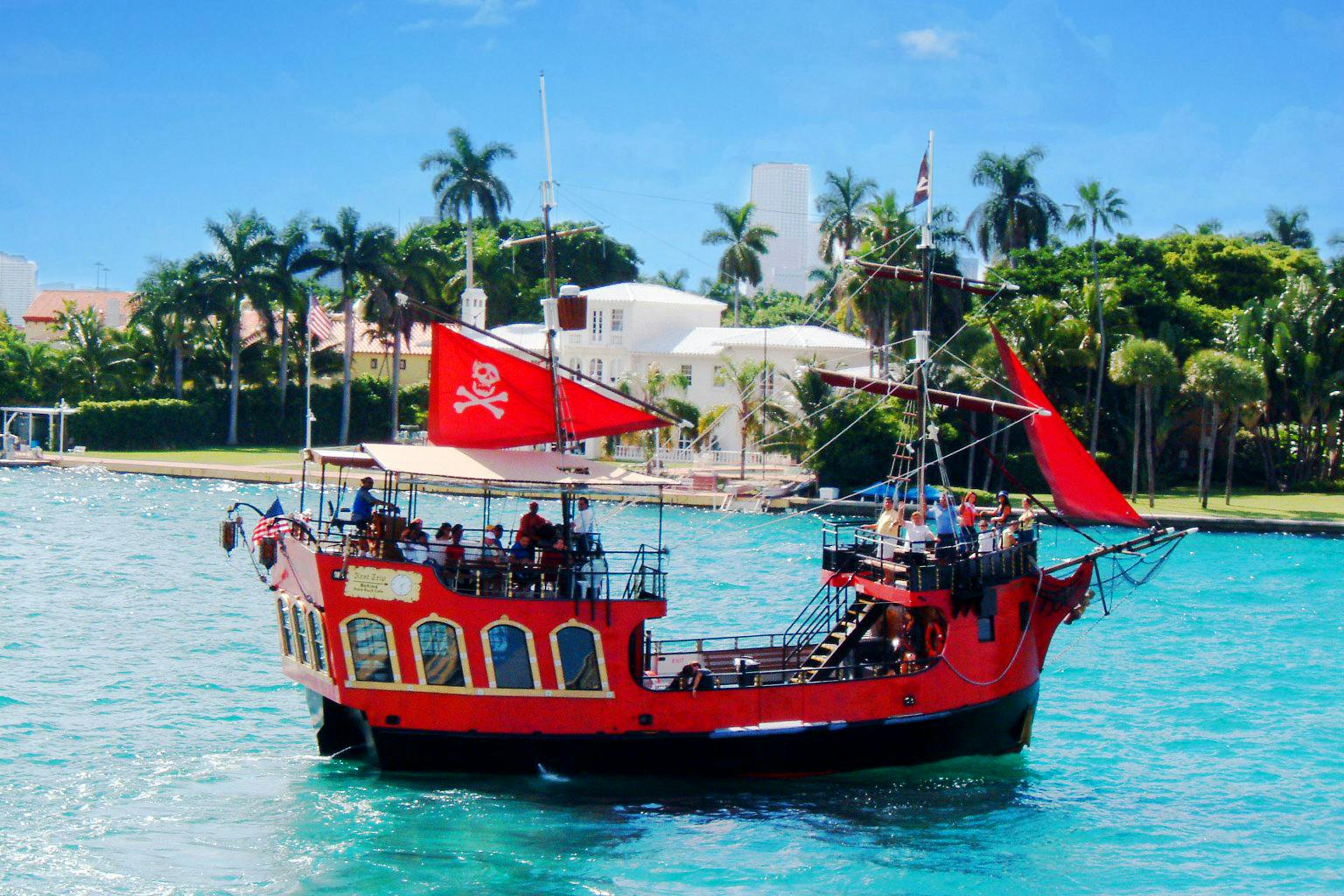 Aventura pirata em um passeio turístico de barco em Miami