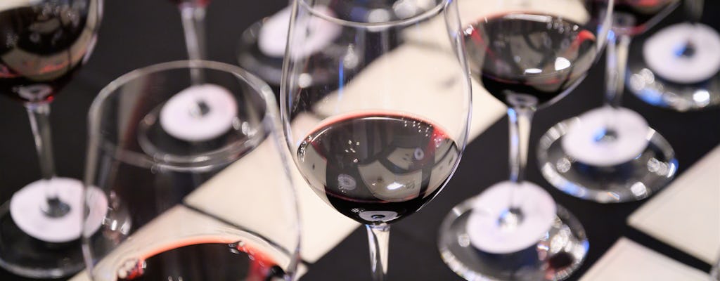 Masterclass de vinhos particulares em um restaurante parisiense histórico