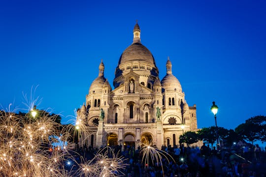 Guided tour of Montmartre with dinner and traditional cabaret