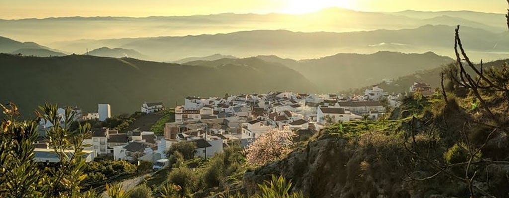 Excursión a pie por el desfiladero de El Saltillo y el pueblo blanco desde Málaga