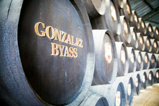 Bodega Gonzalez Byass tour, tapa en Sherry proeverij