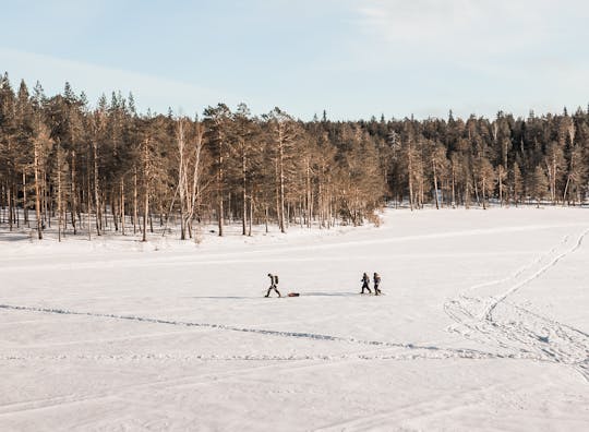 Excursão combinada com raquetes de neve e pesca no gelo