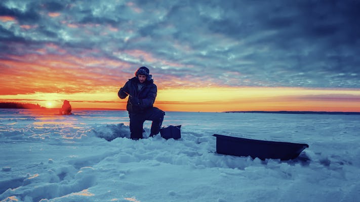 Een dag op het ijs bij de bevroren rivier de Tornio