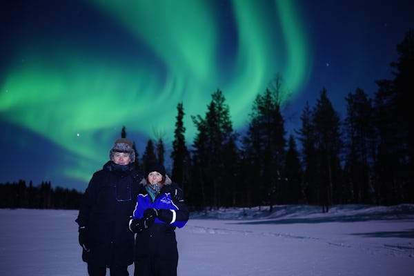 Tour nella natura selvaggia dell'aurora boreale con telecamera professionale