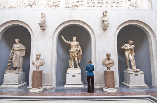 Tour privato dei Musei Vaticani al mattino presto con ritiro dall'hotel
