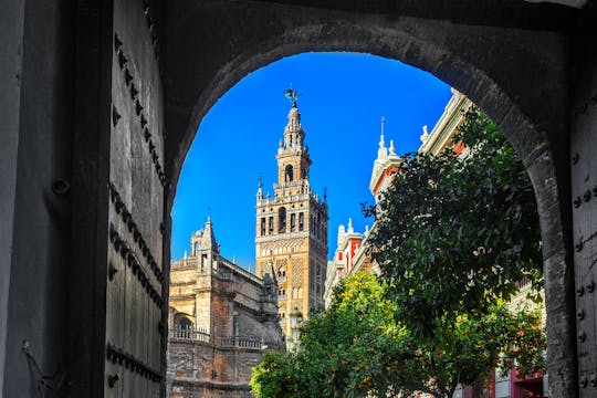 Walking tour discovering the perfumes of Seville