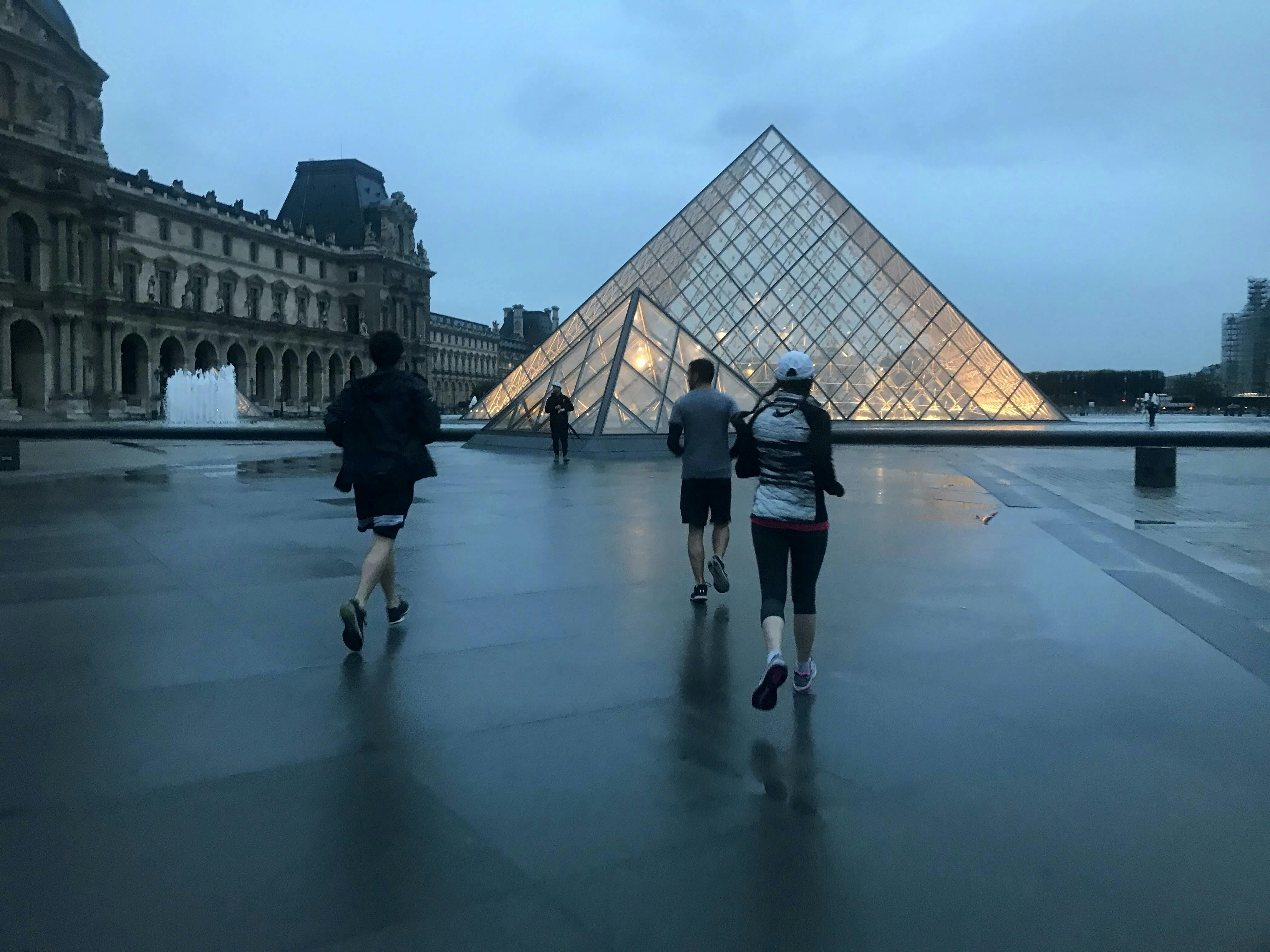 Joggingtour durch Paris am Abend