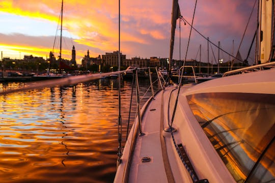 Experiencia de navegación al atardecer con tapas españolas y barra libre premium