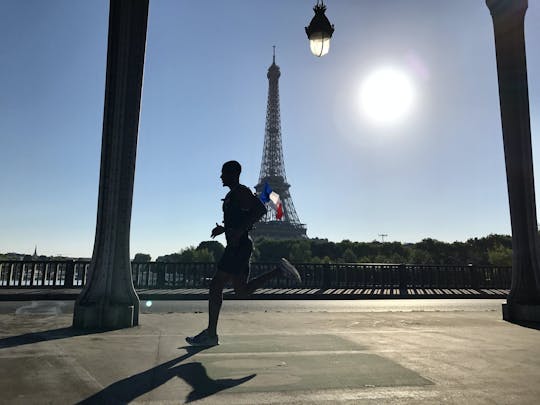 Besichtigungslauf bei Sonnenaufgang in Paris