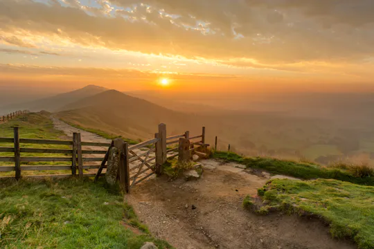 Derbyshire, Peak District and Peak’s Cavern Tour from Manchester