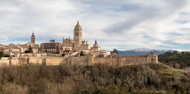 Segovia and Ávila tour and Tablao Torres Bermejas flamenco show