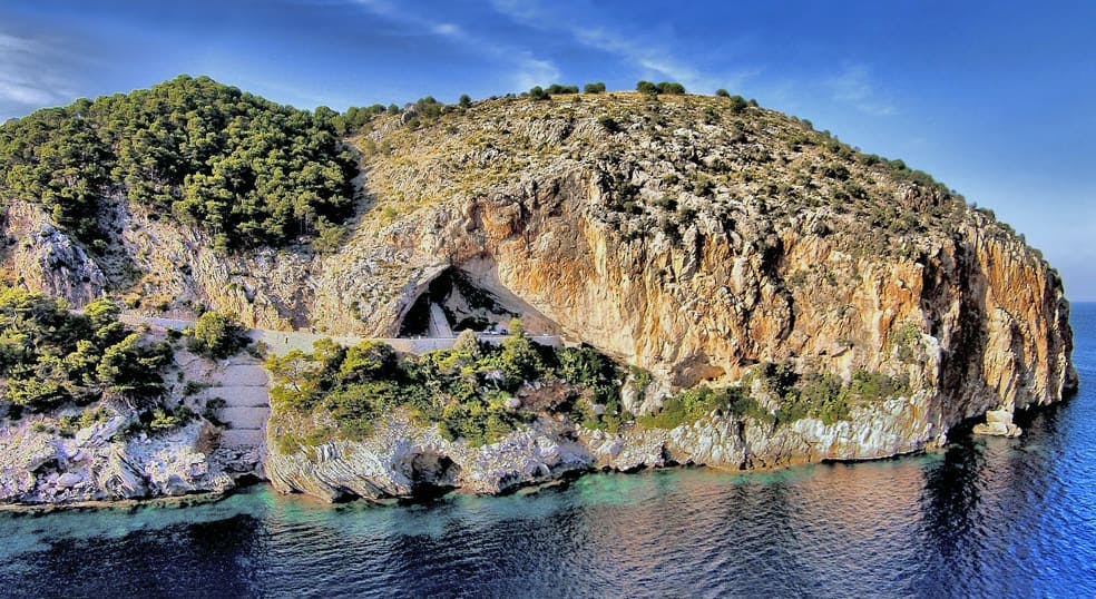 Arta-grotterne med entrébillet