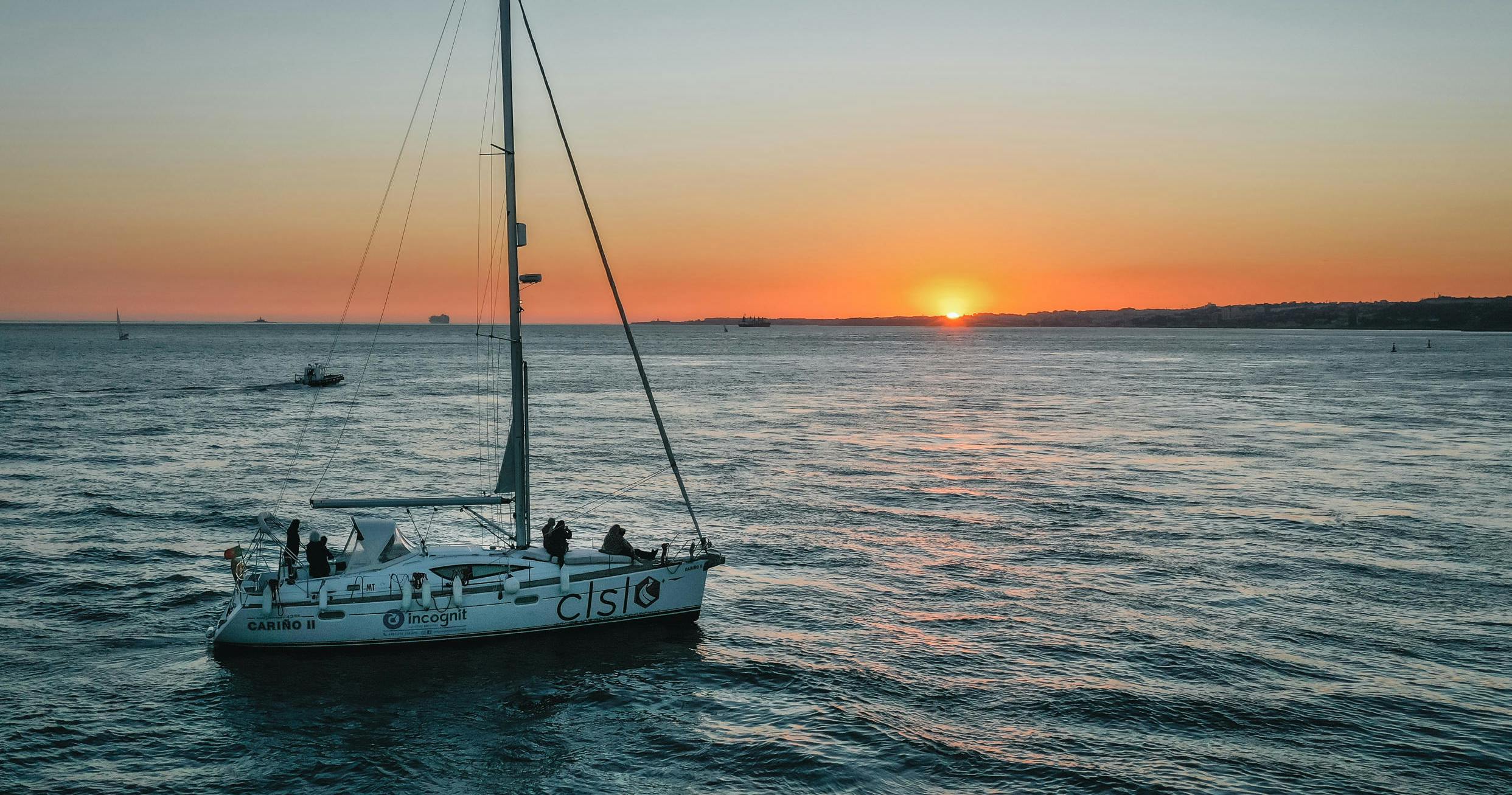 Zeilboottocht door Lissabon bij zonsondergang