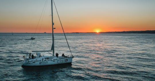 Zeilboottocht door Lissabon bij zonsondergang