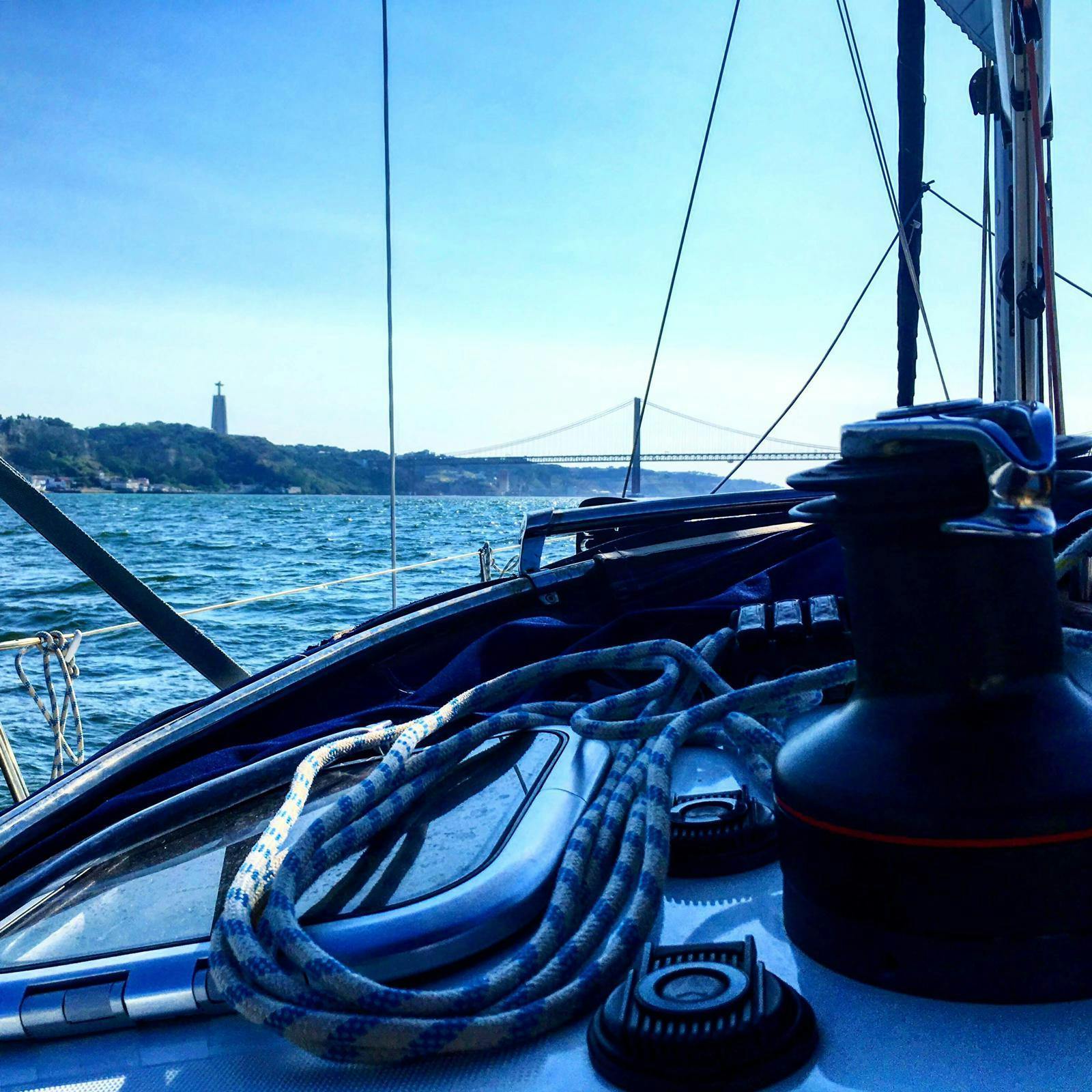 Excursão matinal de veleiro em Lisboa
