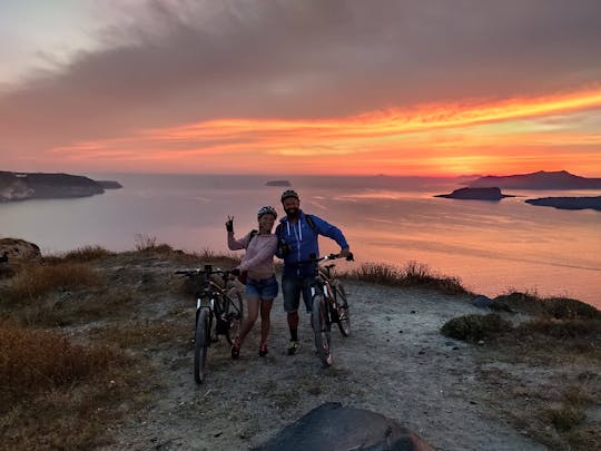 E-biketour met gids op Santorini bij zonsondergang