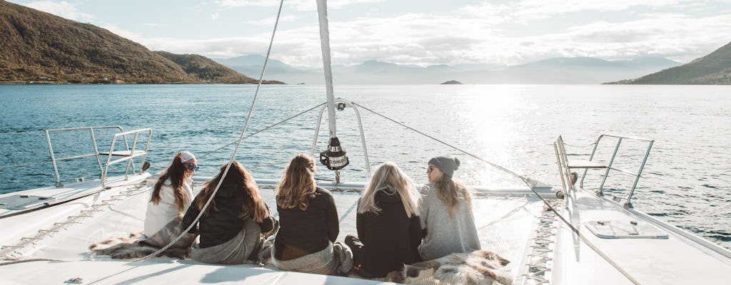 Navegação de verão privada em catamarã confortável