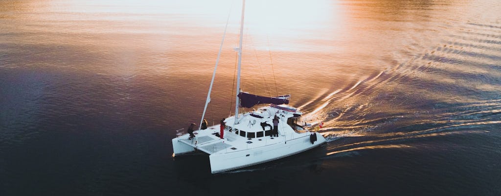 Navigation privée au soleil de minuit sur un catamaran confortable