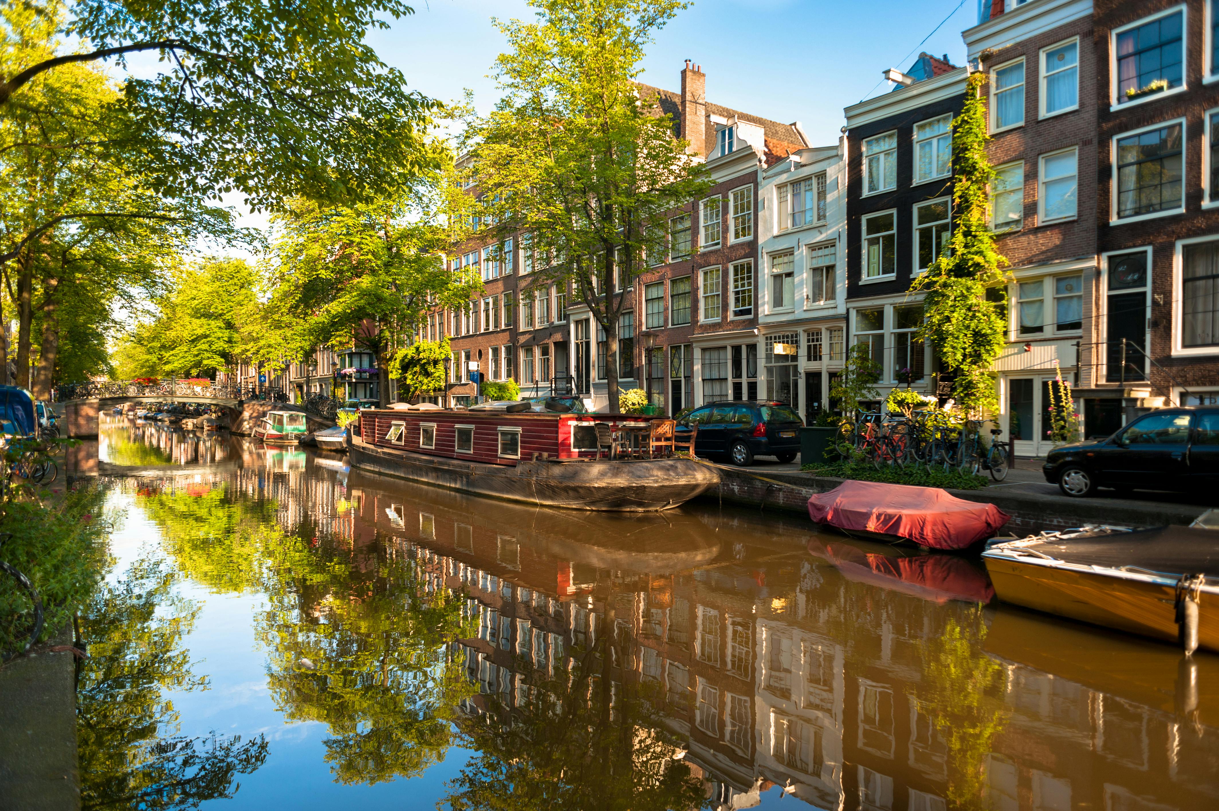 Recorrido en barco por los canales históricos de Ámsterdam en grupo pequeño