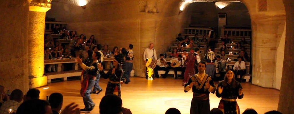 Turkse nacht in grotrestaurant in Cappadocië