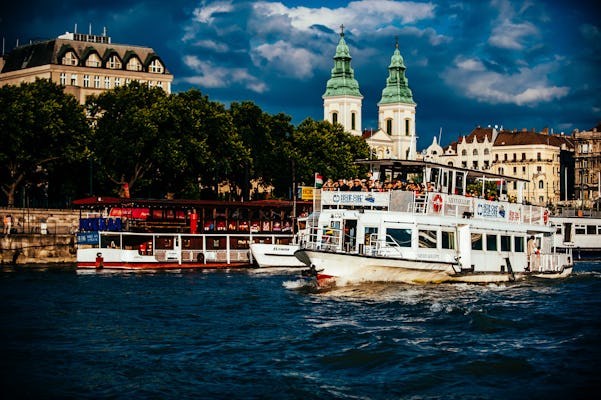 Crociera turistica sul Danubio a Budapest con biglietto illimitato per 24 ore