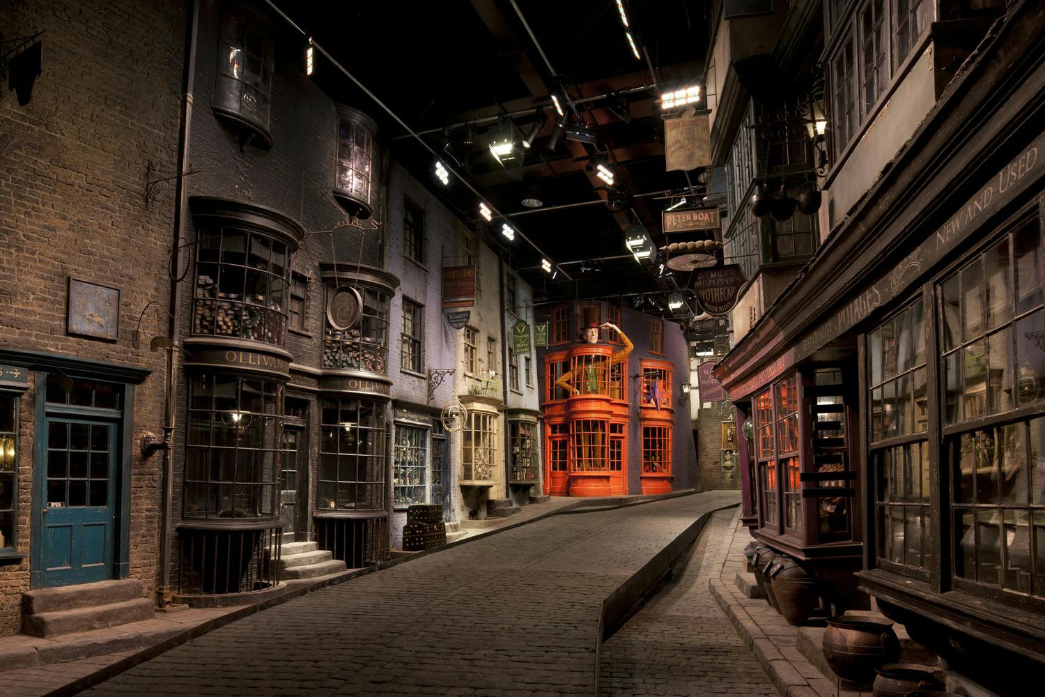 Warner Bros Studio Tour London - The Making of Harry Potter and Oxford small group tour