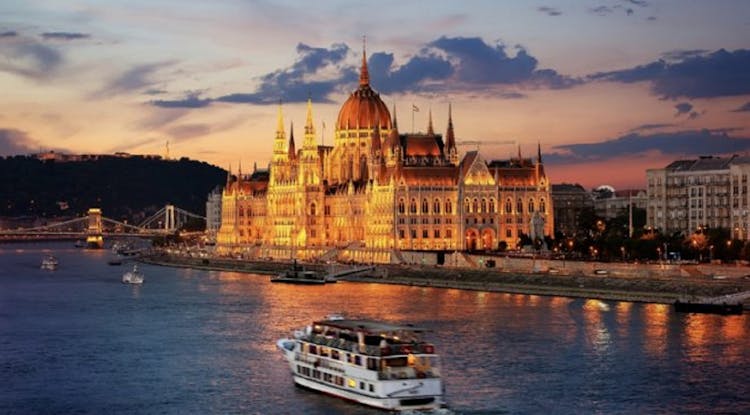 Half-day sightseeing city tour in Budapest