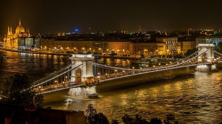 Tour durch Budapest bei Nacht und ungarische Tanzperformance mit Abendessen und Wein