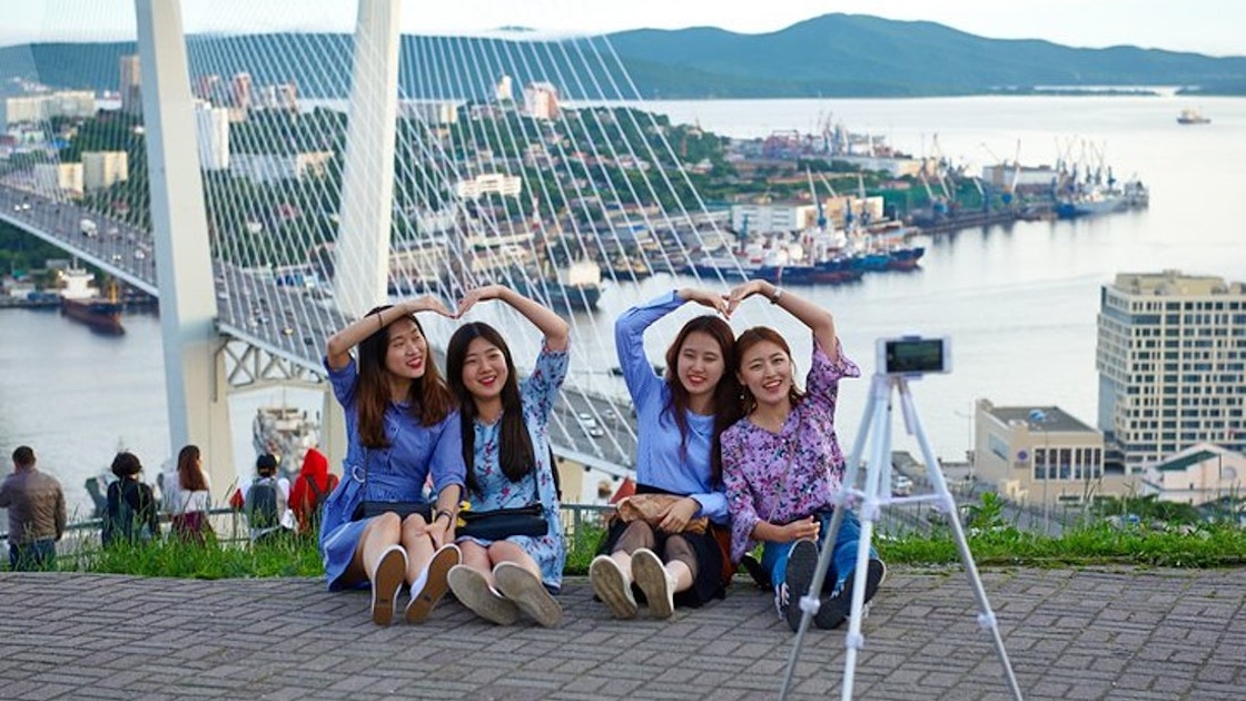 Владивосток население численность 2024. Владивосток люди. Корейские туристы в России. Жители Владивостока. Владивосток население.