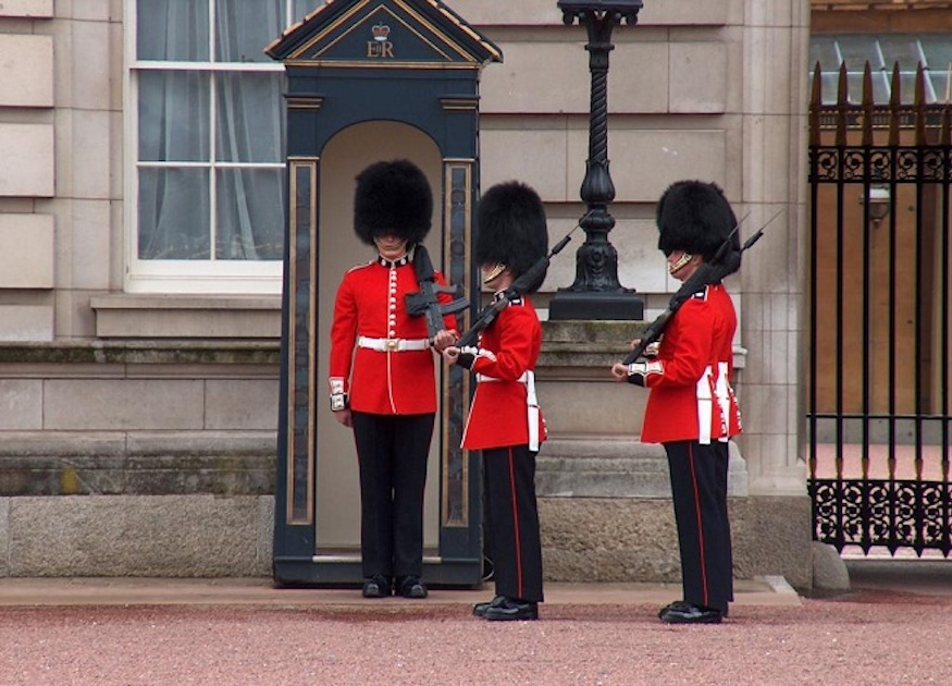 The guard. Букингемский дворец караул. Лондон Букингемский дворец гвардейцы. Гвардейцы Букингемского дворца. Великобритания Букингемский дворец с гвардейцами.