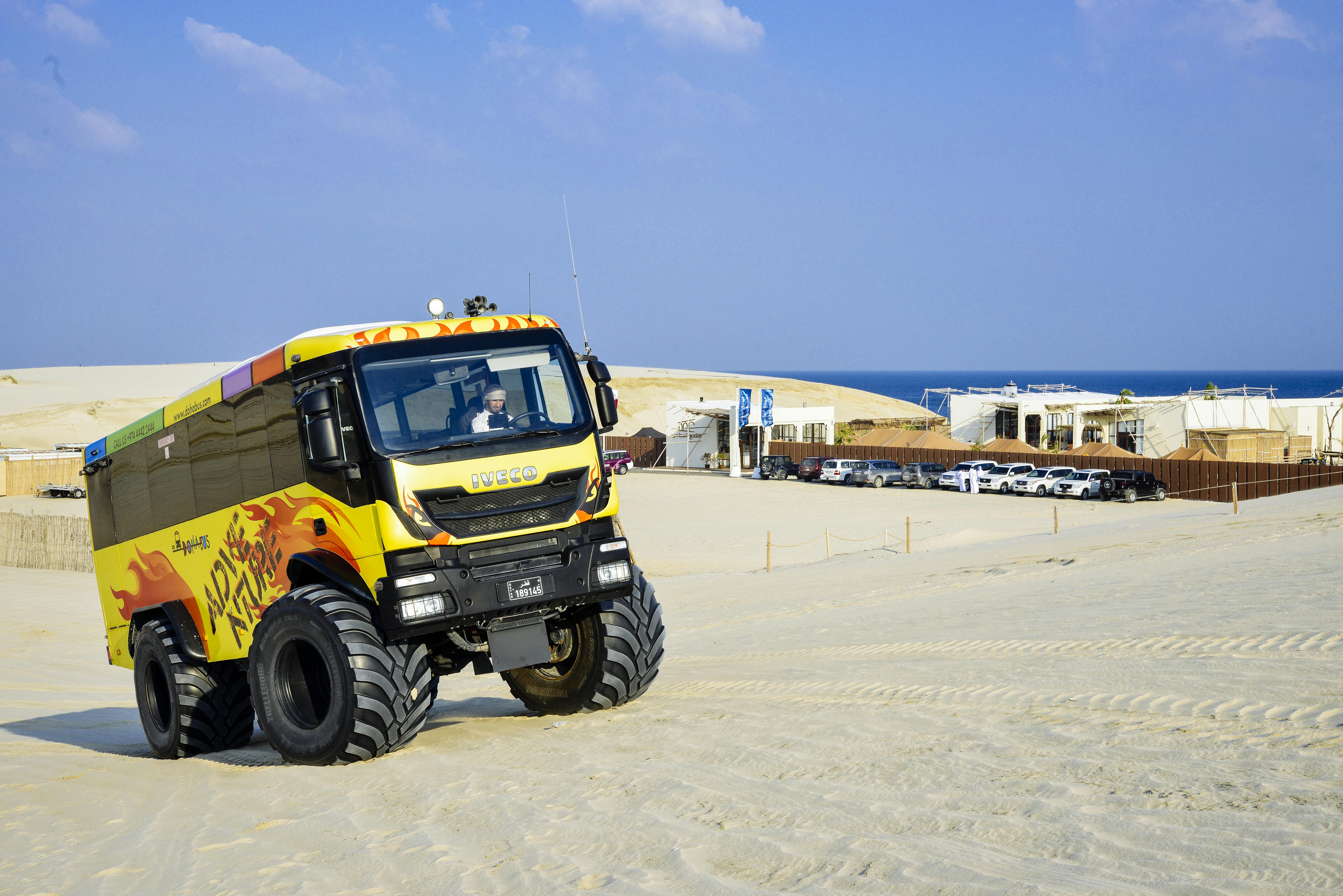 Doha Monster Bus Tour in der Wüste