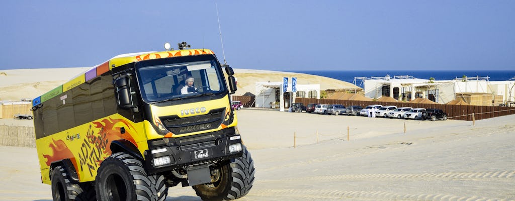 Excursão de ônibus monstro em Doha no deserto