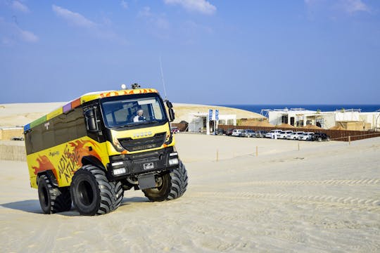 Excursão de ônibus monstro em Doha no deserto