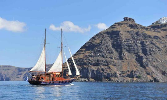 Crucero por las islas volcánicas alrededor de Santorini