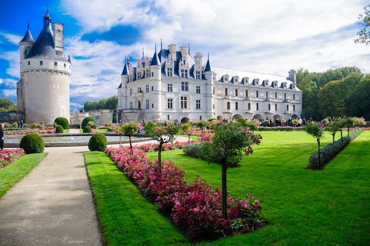 Visit Chambord, Chenonceau and Cheverny Castles from Paris