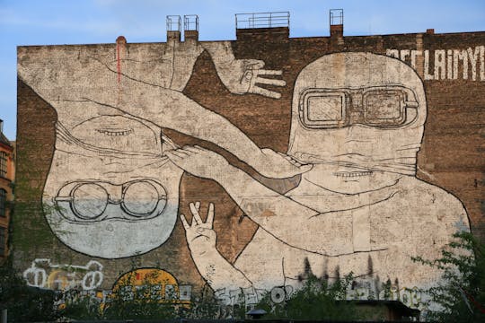 Passeio de bicicleta em Berlim por arte de rua