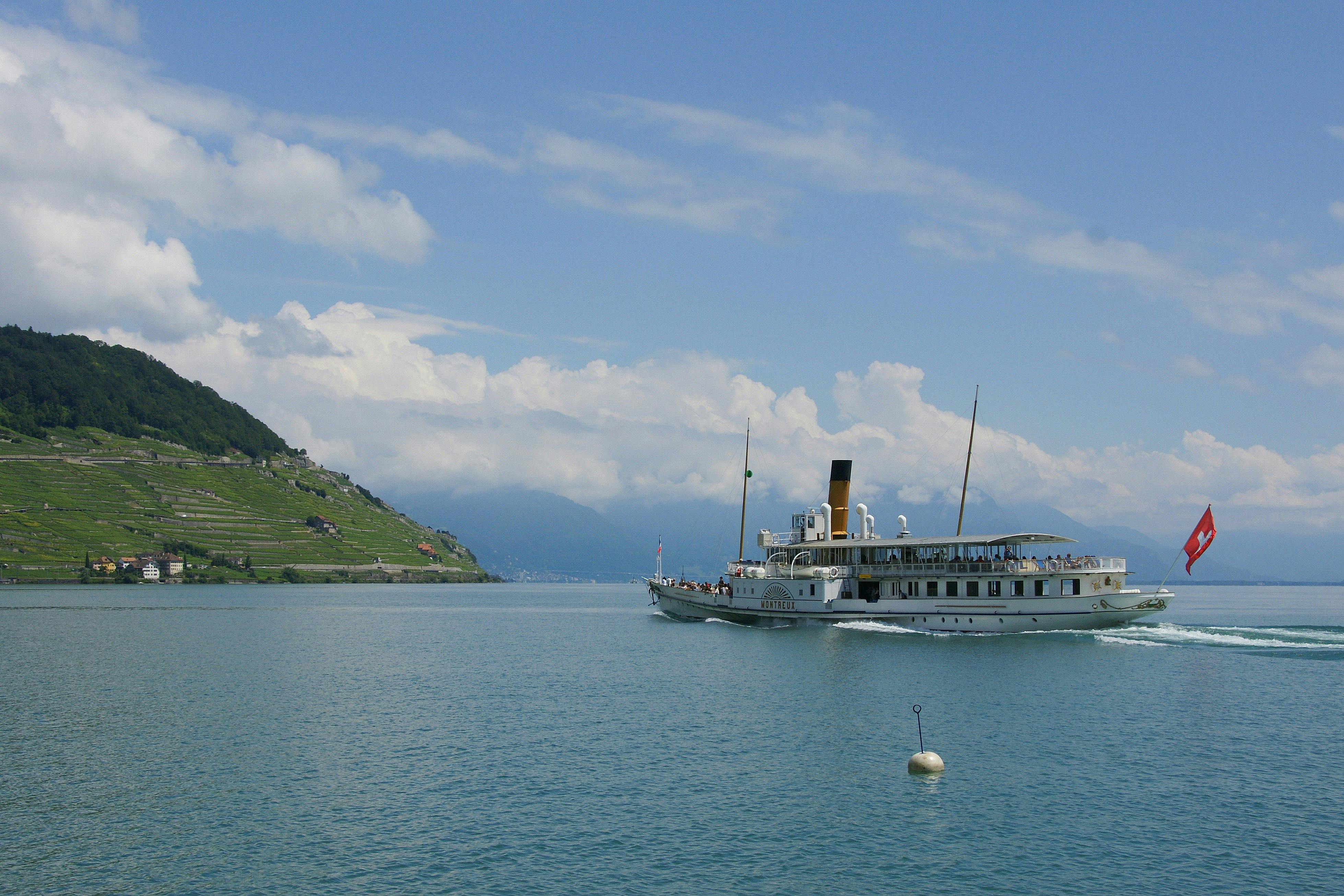 Entdecken Sie die Weinberge von Lavaux und Montreux-Vevey bei einer Bootsfahrt ab Lausanne