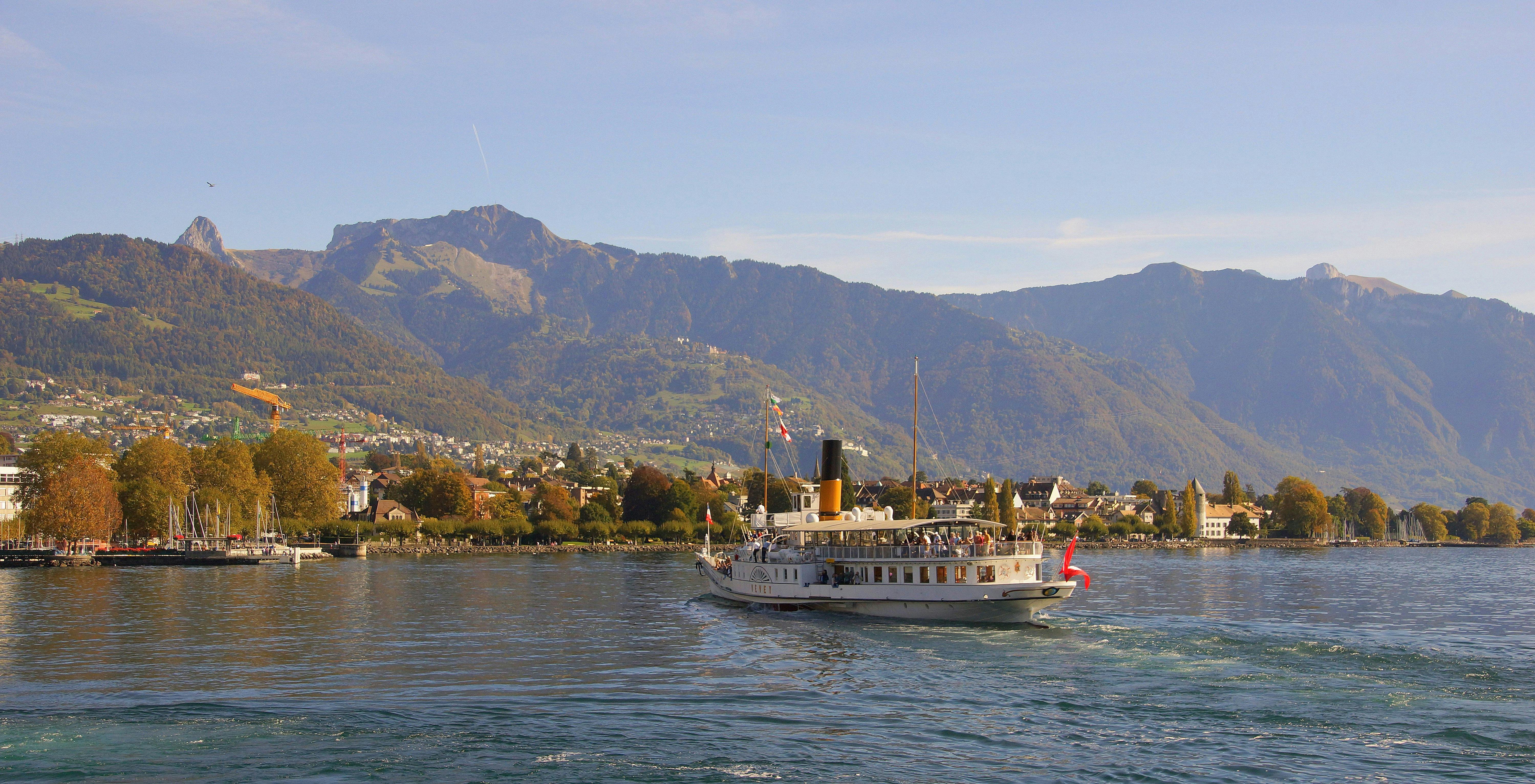 Cruzeiro na Riviera do Lago de Genebra saindo de Montreux