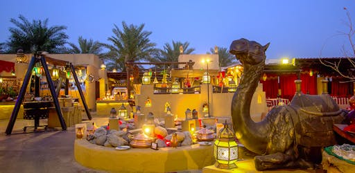 Cena all’Al Hadheerah Bab Al Shams Desert Resort da Dubai