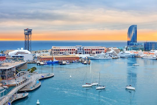 Excursión en catamarán con vistas al perfil urbano de Barcelona