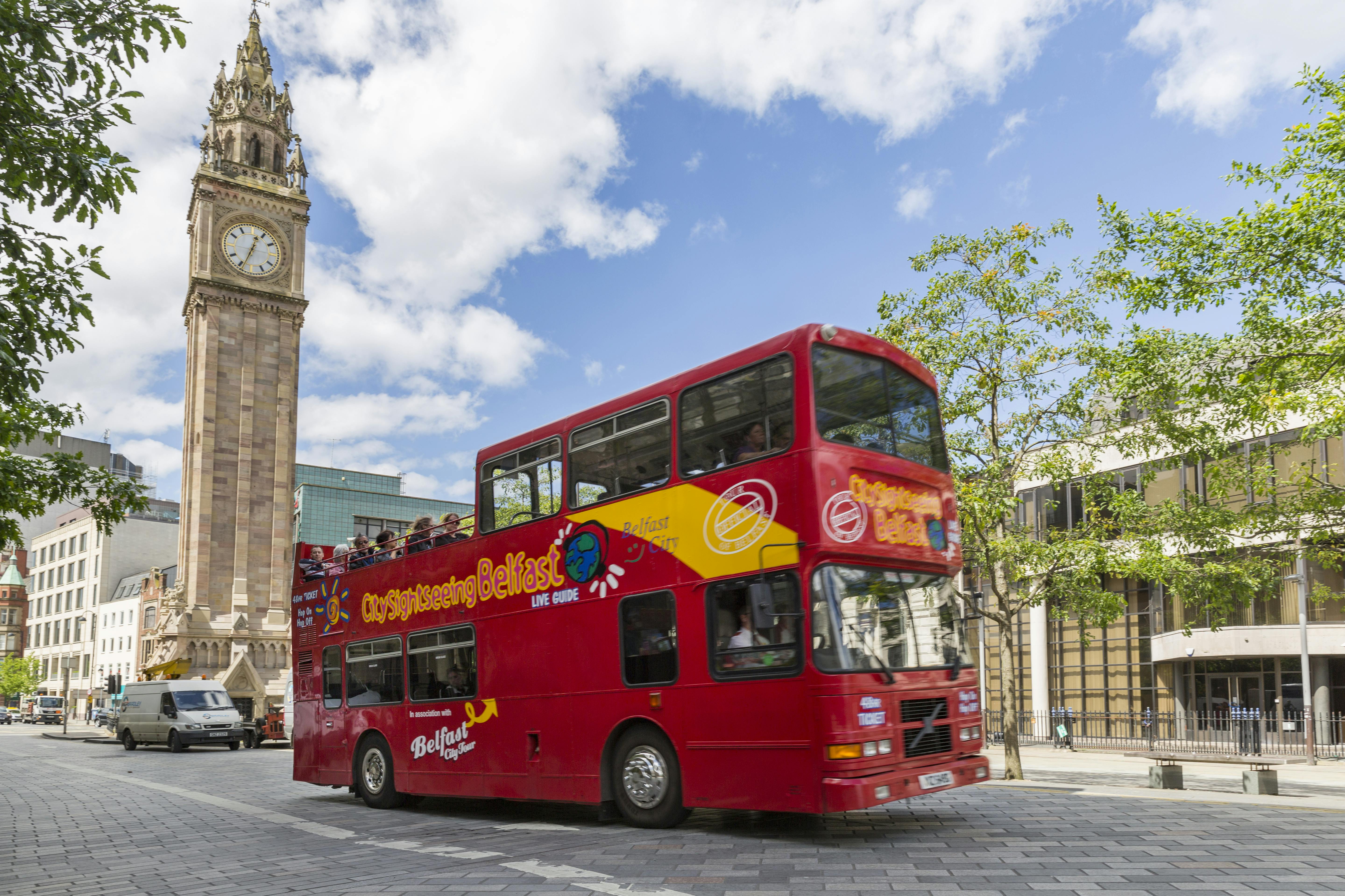 Excursão turística em ônibus hop-on hop-off pela cidade de Belfast