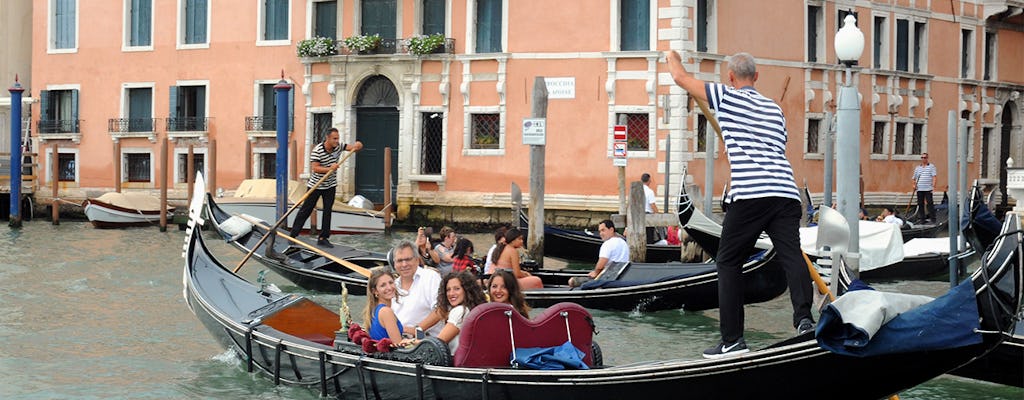 Passeio de gôndola pelo Grande Canal com comentários