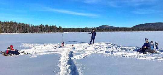 Pesca no gelo nos lagos selvagens da Lapônia sueca
