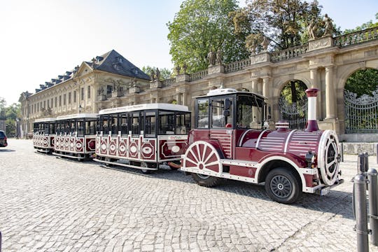 Würzburg Stadtrundfahrt mit der Bimmelbahn Abfahrt an der Residenz