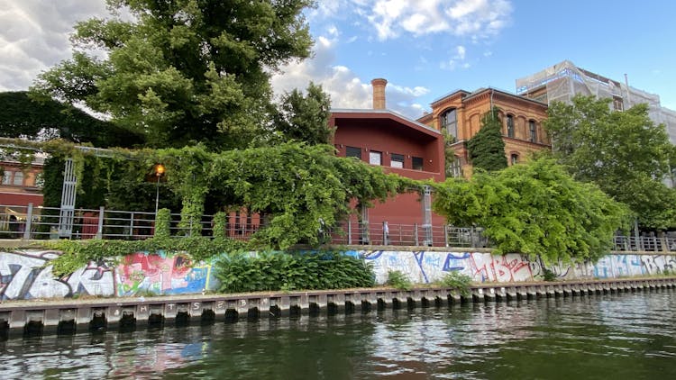 Capital city cruise on the Spree River with 4-course menu in Berlin