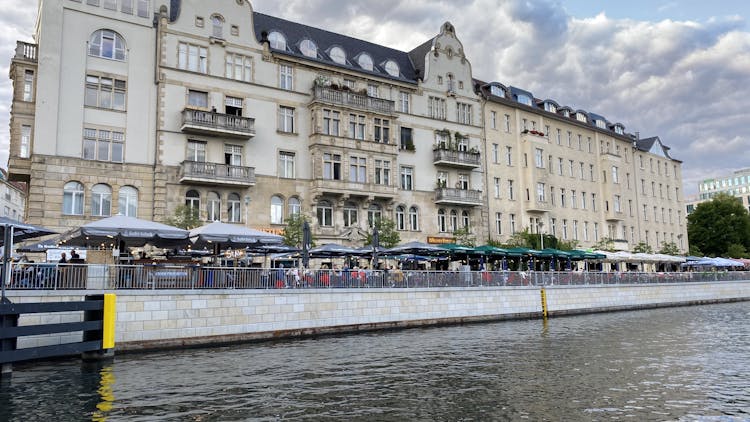 Capital city cruise on the Spree River with 4-course menu in Berlin