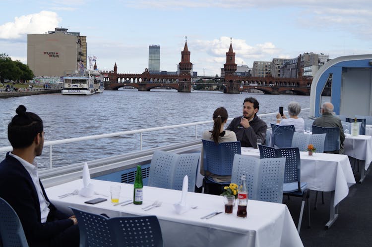 Berlin dinner cruise with 3 - course menu